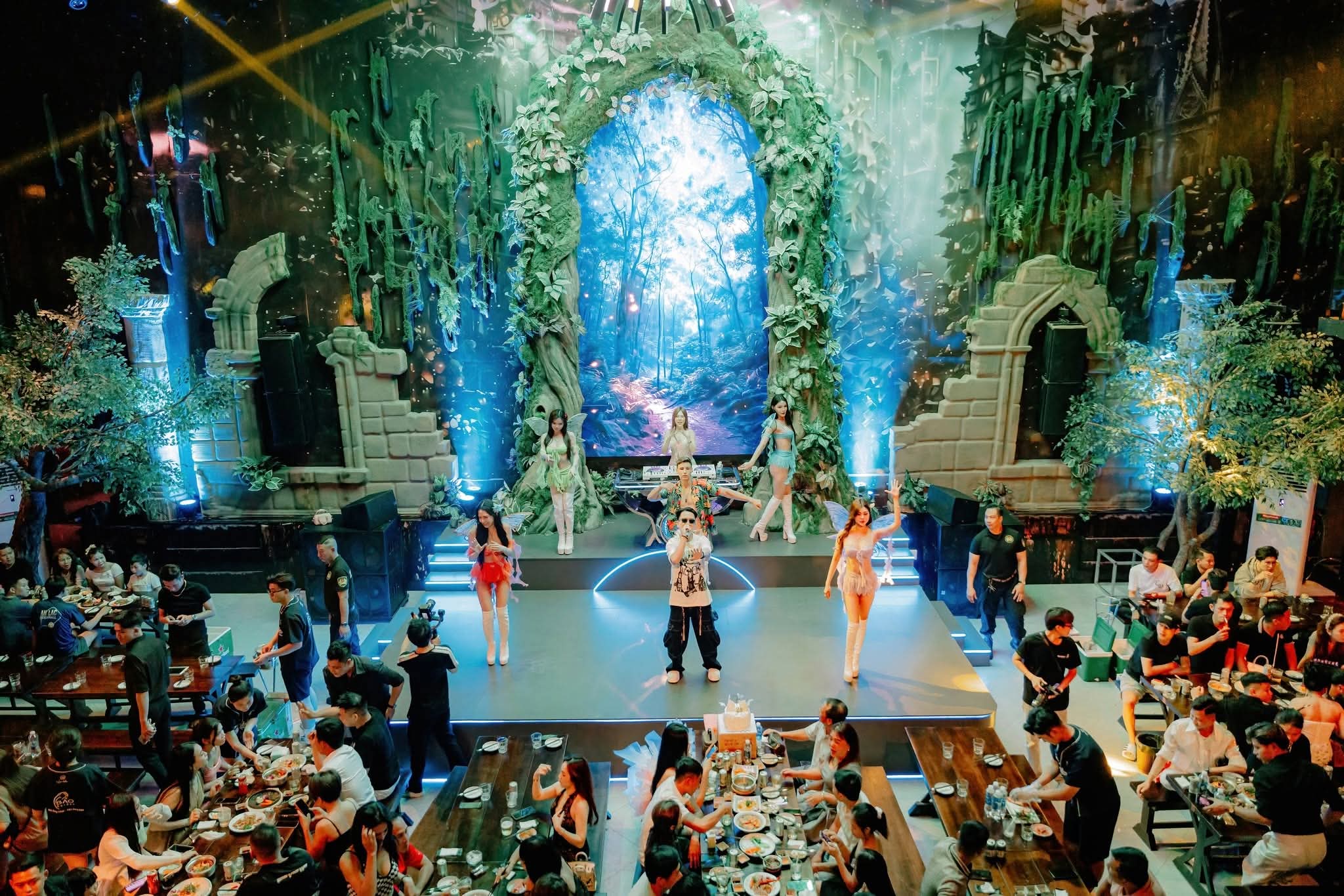 Sân Khấu & DJ Booth